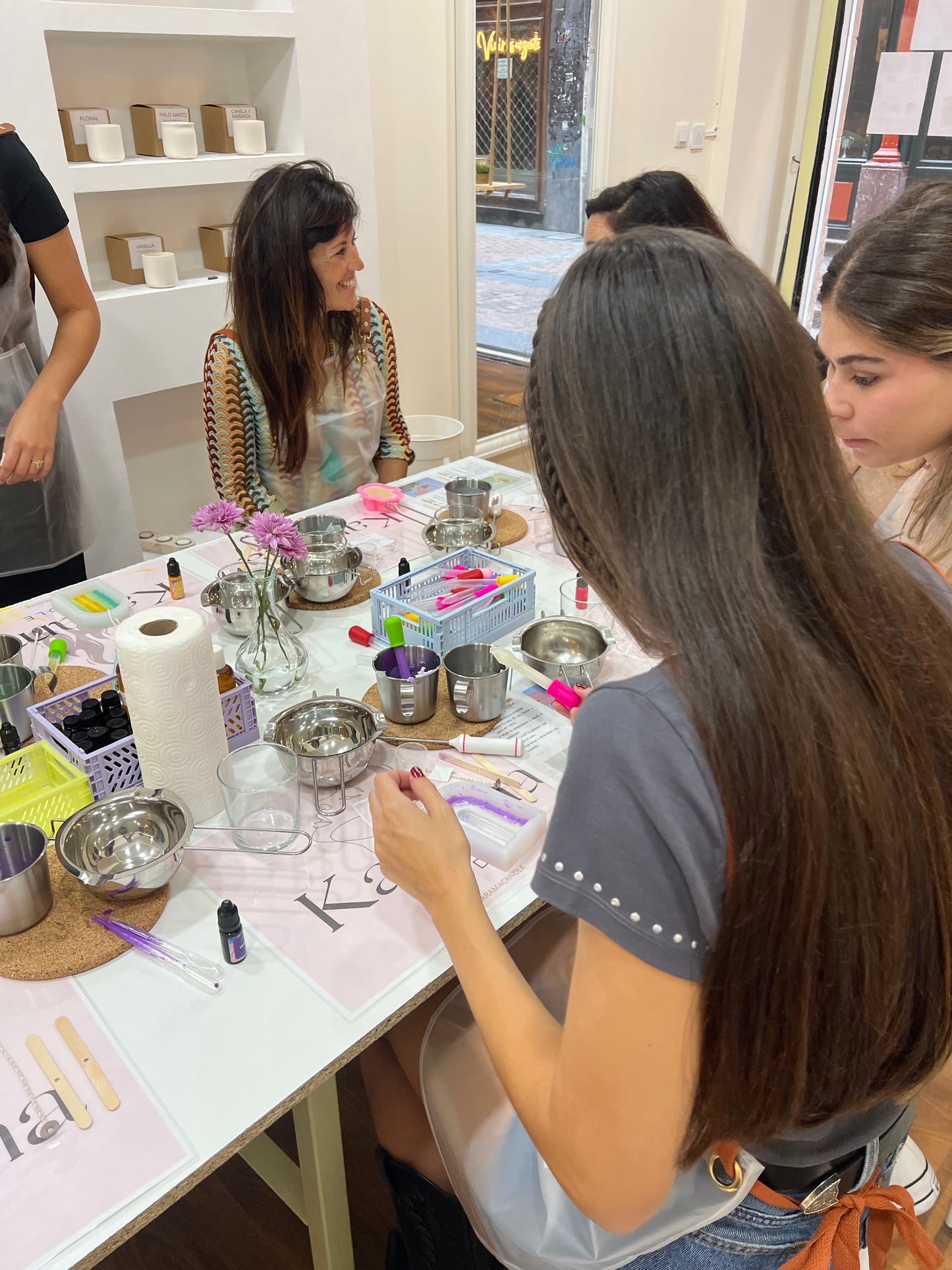 Taller de velas Arcoíris o Mano de Fátima  + Vela en tarro con toppings 🌺🍃🍩🎀🐾