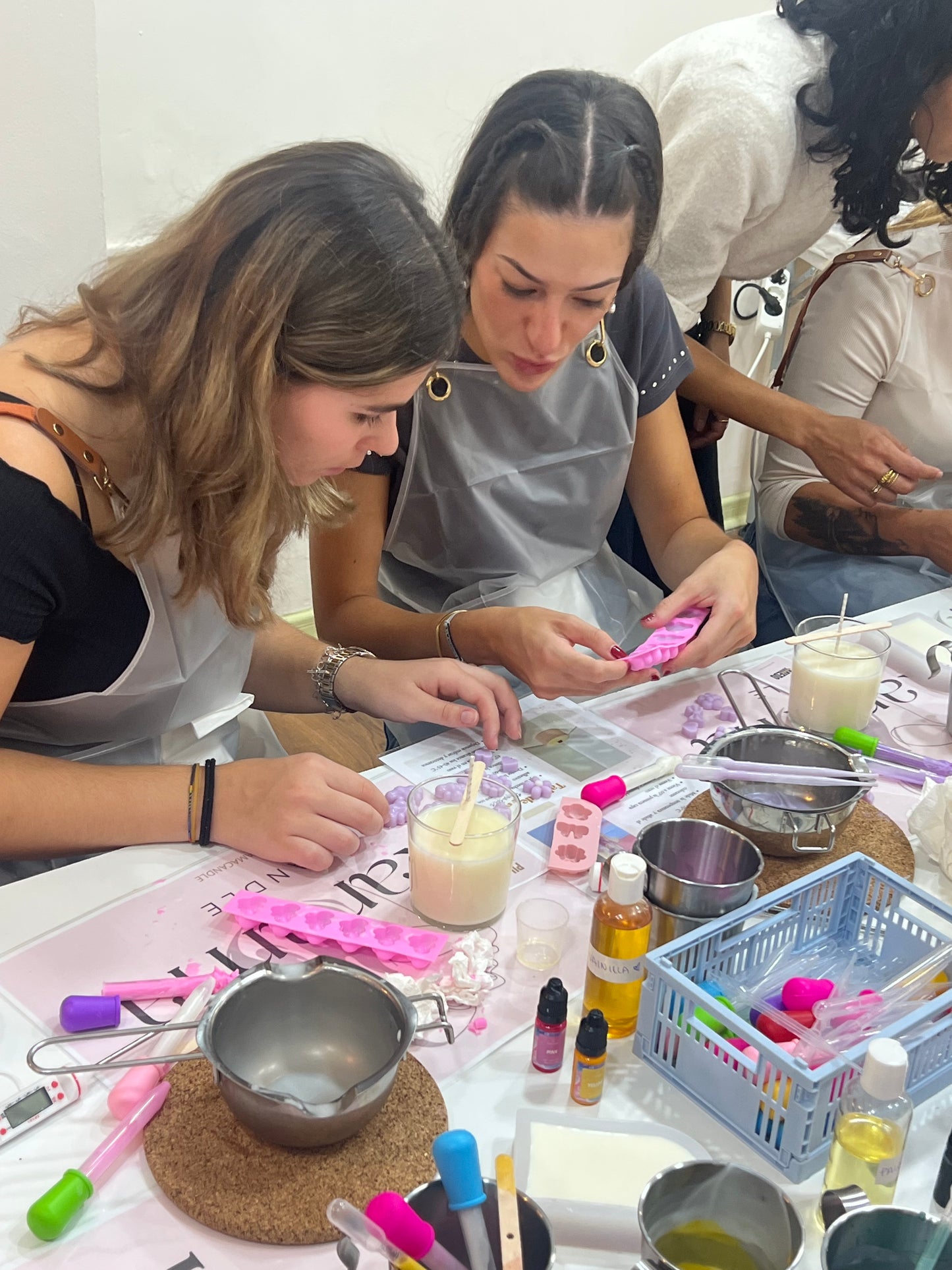 Taller de velas Arcoíris o Mano de Fátima  + Vela en tarro con toppings 🌺🍃🍩🎀🐾