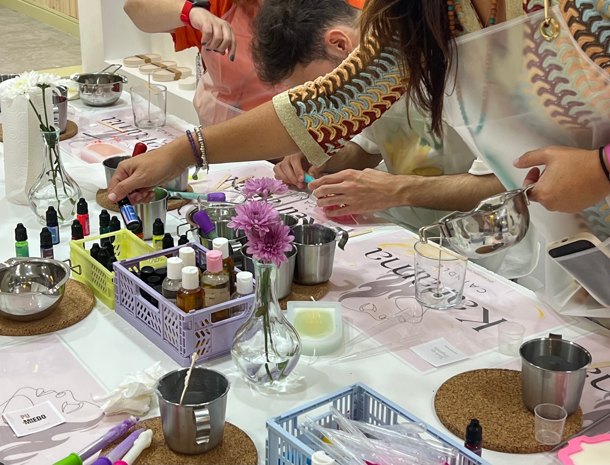 Taller de velas de soja en Bilbao, creando velas naturales personalizadas.