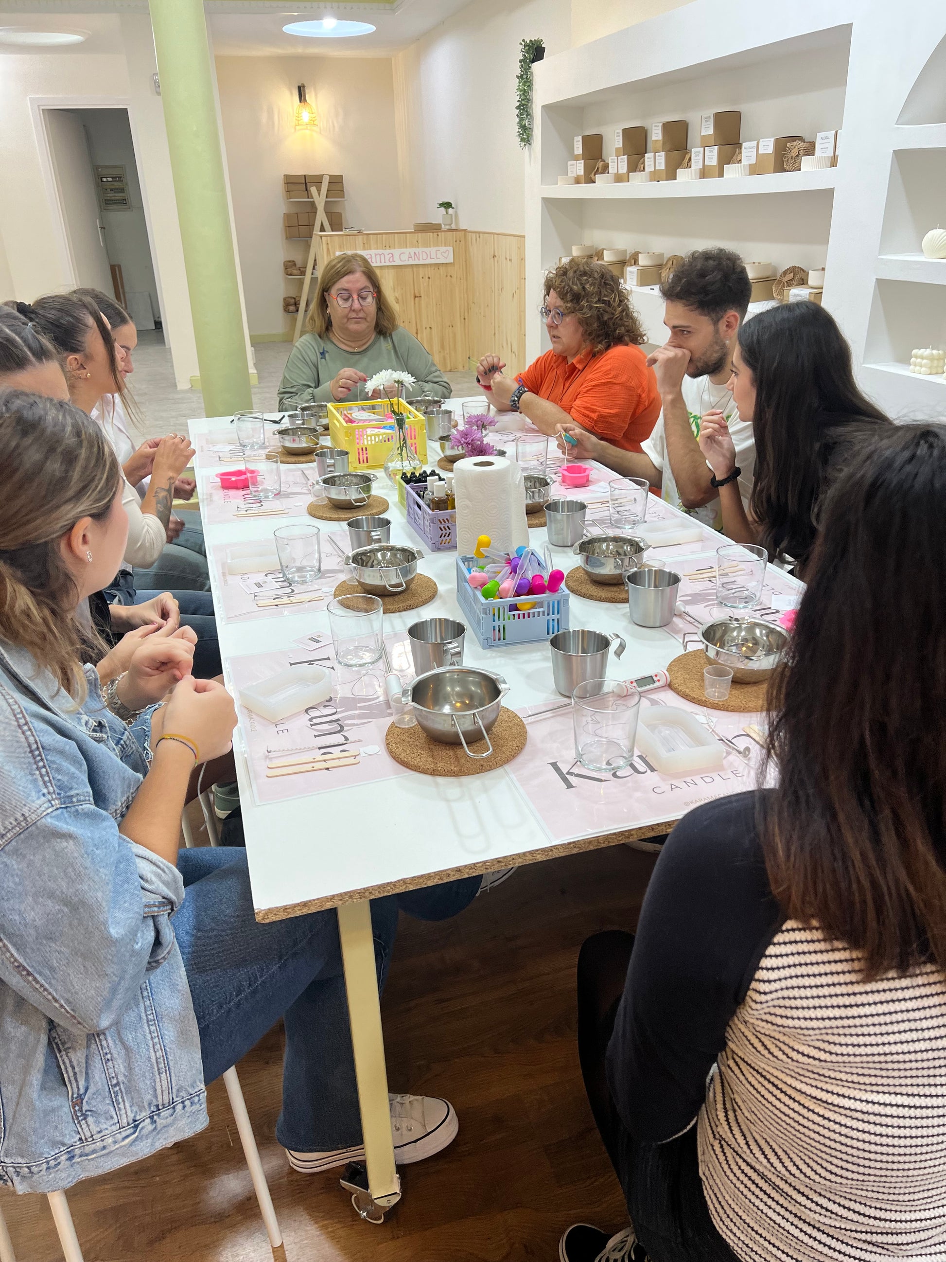 Participantes creando velas naturales de soja en el taller de Bilbao